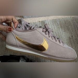 Nike Women's Sneakers in Light Purple and Gold